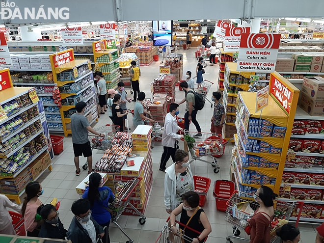 Chợ, siêu thị, trung tâm thương mại, cửa hàng tiên lợi vẫn mở cửa kinh doanh nhưng chỉ phục vụ các loại nhu yếu phẩm thiết yếu. (Trong ảnh: ảnh chụp tại siêu thị Big C). Ảnh: KHÁNH HÒA