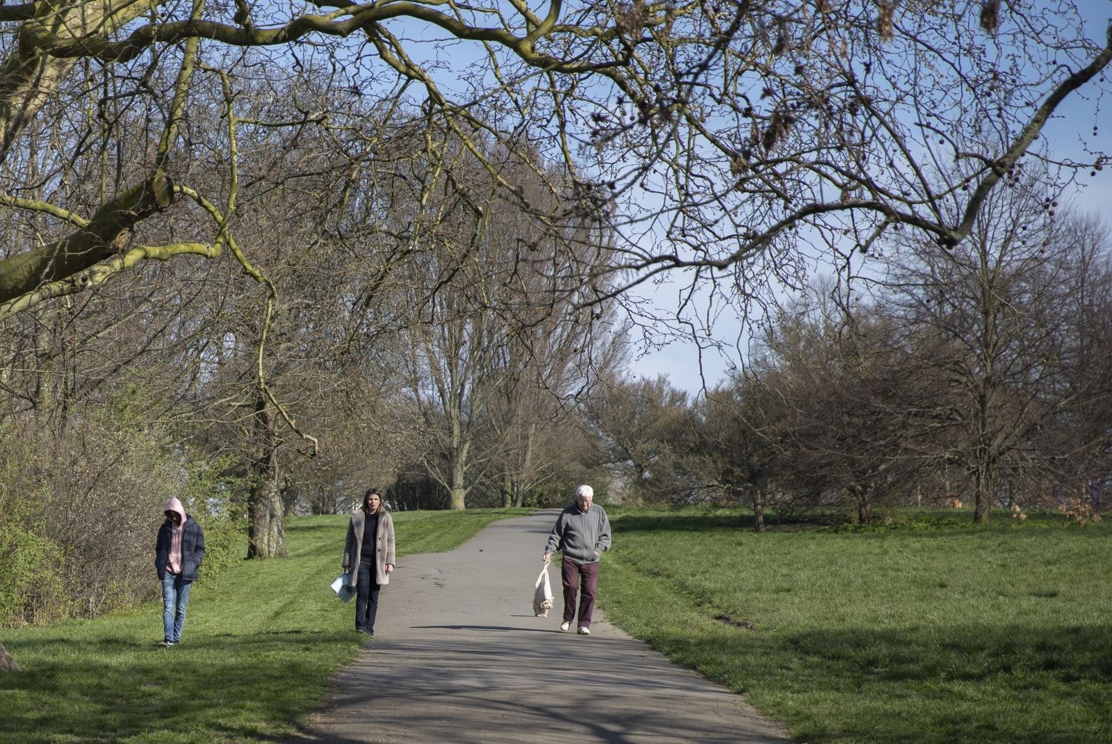 Người dân đi dạo trên đồi Primrose tại London, Anh ngày 26-3-2020, trong bối cảnh dịch Covid-19 lan rộng. Ảnh: THX/ TTXVN