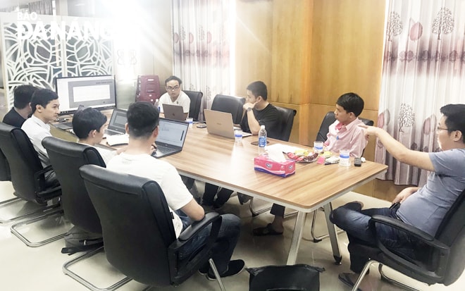 Nhóm dự án Retex thảo luận về cách cải tiến sản phẩm. Ảnh: KHANG NINH