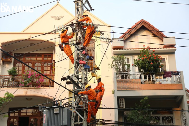 Từ ngày 1-4 đến 15-4-2020, Điện lực Đà Nẵng tạm dừng cung cấp, lăp đặt công tơ mới cho khách hàng để thực hiện các biện pháp phòng, chống Covid-19. Ảnh: PV