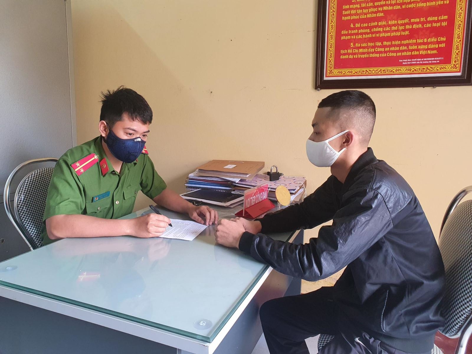 Công an huyện Gia Lộc (Hải Dương) làm việc với đối tượng N.Q.P ở xã Hoàng Diệu vì tung tin sai sự thật. Ảnh: Mạnh Minh/TTXVN