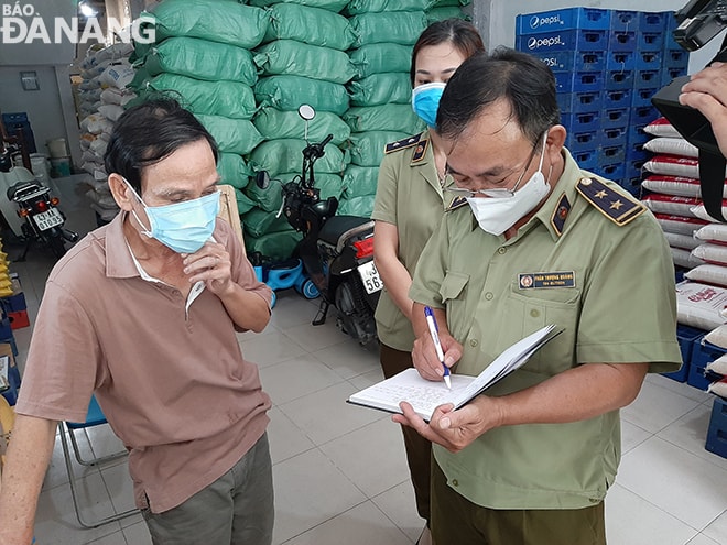 Lực lượng chức năng cũng kiểm tra một loạt các điểm kinh doanh trên đường Lương Ngọc Quyến (quận Hải Châu) vào sáng 1-4 về giá cả, nguồn cung hàng hóa. Ảnh: KHÁNH HÒA