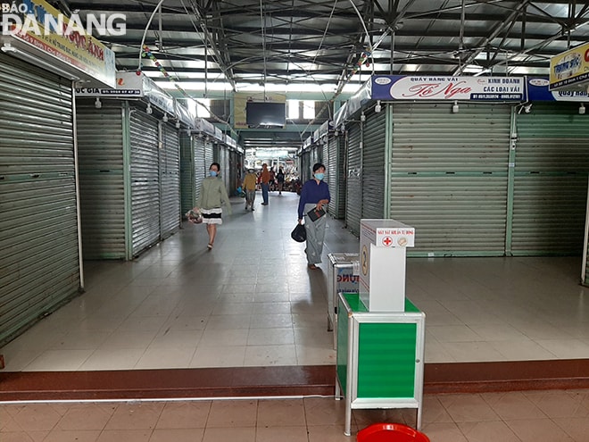 Đến sáng 1-4, hơn 500 quầy hàng kinh doanh các mặt hàng không thiết yếu (đạt 100 %) tại chợ Đống Đa đã đóng cửa dừng hoạt động. Ảnh: KHÁNH HÒA