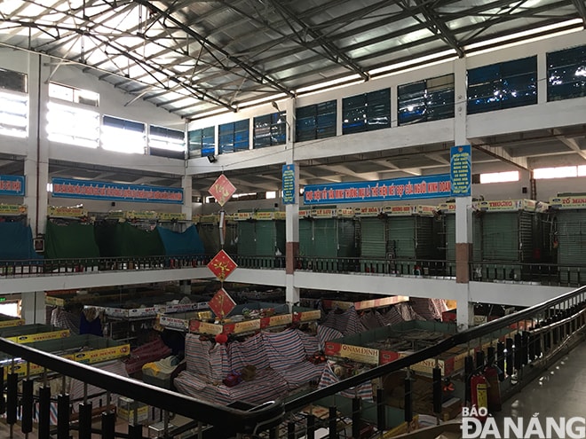 Tương tự, gần 700 quầy hàng ở chợ Hàn cũng đã hoàn tất việc dừng hoạt động từ nay cho đến hết ngày 15-4. Ảnh: KHÁNH HÒA