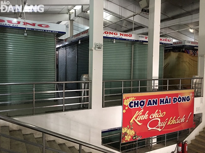 Chợ Nại Hiên Đông (phường Nại Hiên Đông, quận Sơn Trà) đã thực hiện 100% quầy hàng kinh doanh mặt hàng không thiết yếu trong sáng 1-4. Ảnh: KHÁNH HÒA