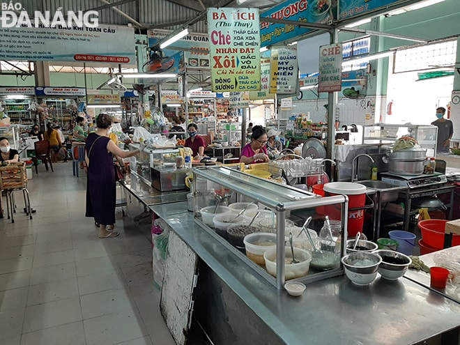 Đến cuối giờ chiều 1-4, tất cả các hộ kinh doanh ngành hàng ăn uống, giải khát ở chợ Đống Đa sẽ đồng loạt ngừng hoạt động. Ảnh: KHÁNH HÒA