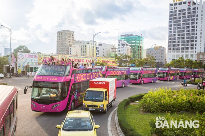 Tiếp tục dừng hoạt hoạt động của tuyến buýt mui hở N1, N2 đến khi có thông báo mới. Ảnh: THÀNH LÂN