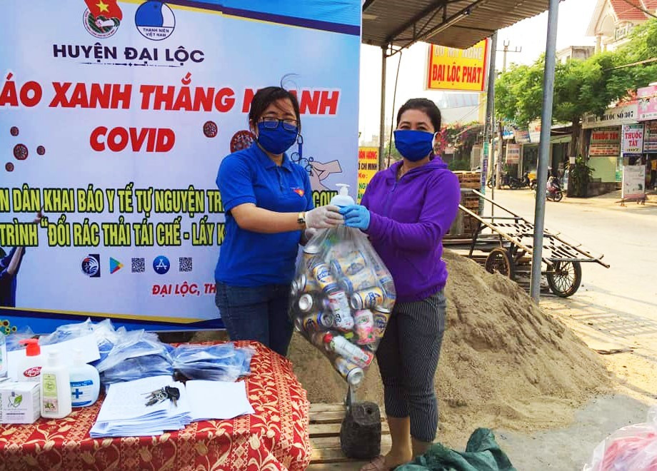 Chương trình đổi rác thải tái chế lấy khẩu trang y tế của Hội LHTN huyện Đại Lộc. Ảnh: THÁI CƯỜNG