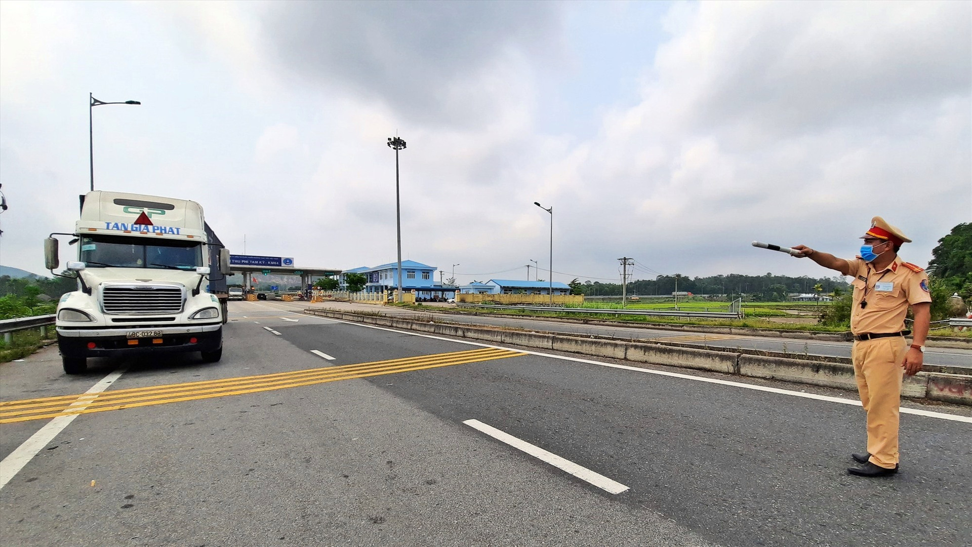 Dừng tất cả xe lưu thông từ cao tốc Đà Nẵng - Quảng Ngãi vào quốc lộ 40B để kiểm soát. Ảnh: Đ. Q