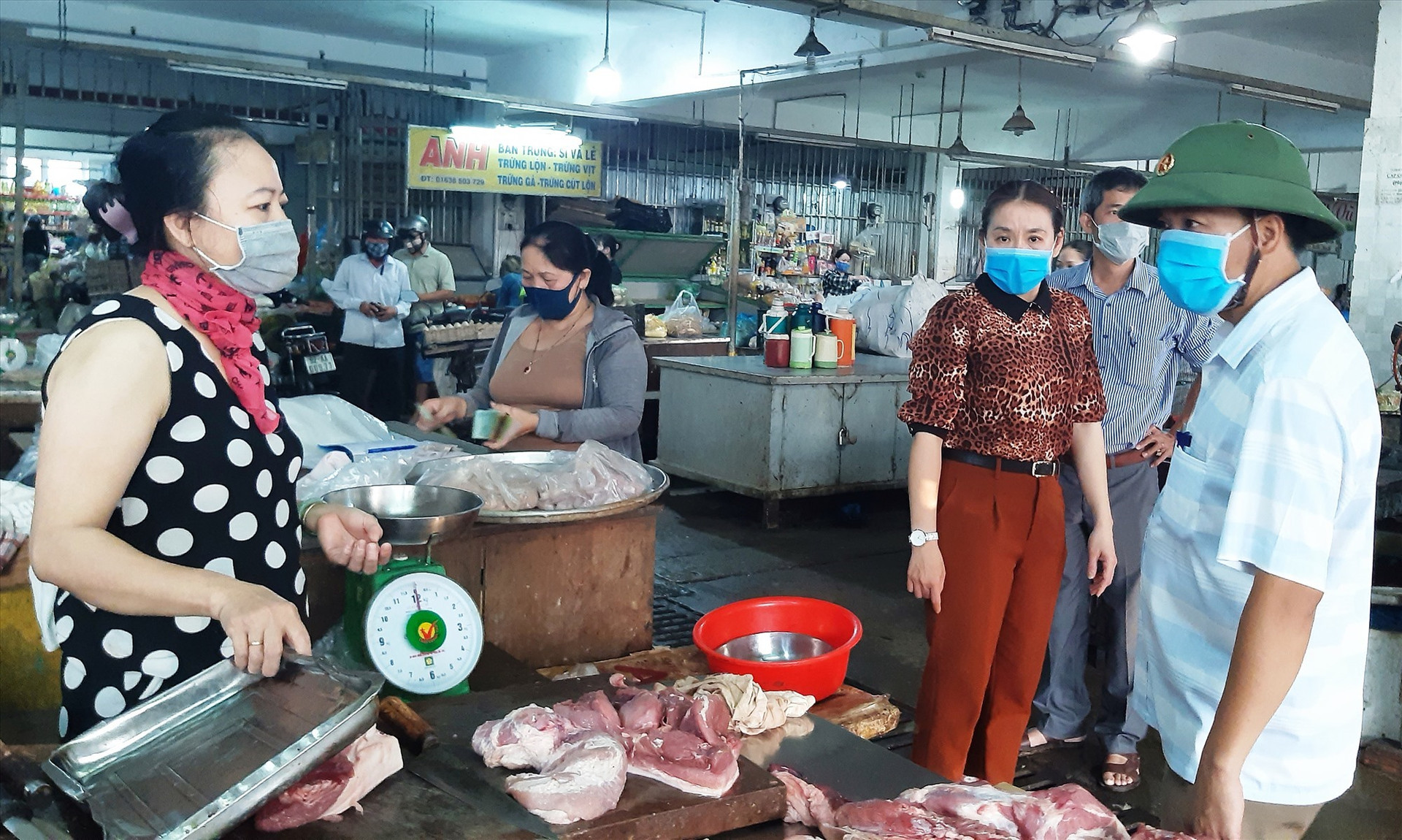 Ông Nguyễn Minh Nam - Phó Chủ tịch UBND thành phố kiểm tra việc buôn bán tại Chợ Tam Kỳ.