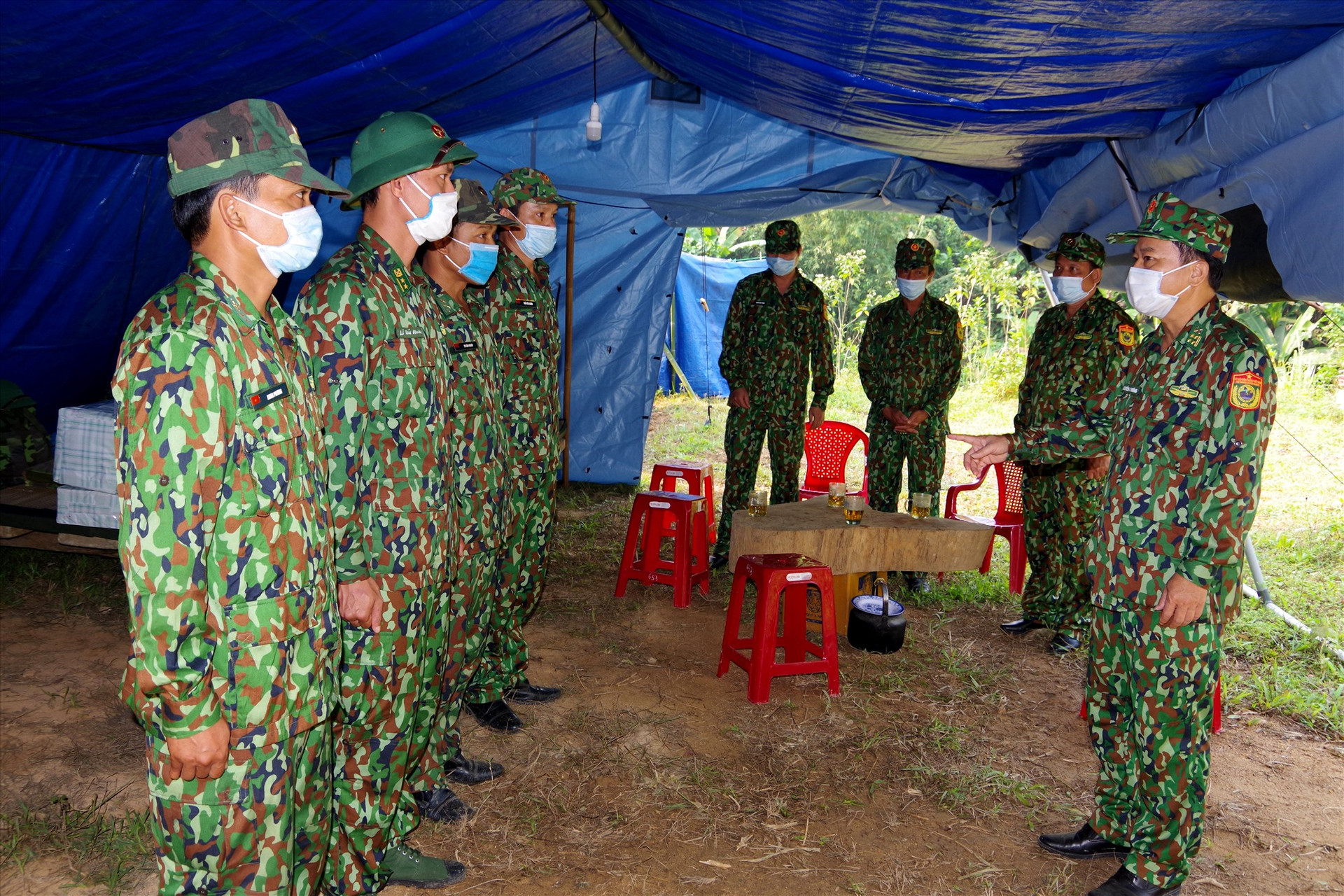 Đại tá Nguyễn Bá Thông - Chỉ huy trưởng Bộ đội Biên phòng tỉnh (bên phải) kiểm tra công tác phòng chống dịch tại khu vực biên giới Nam Giang. Ảnh: A.N
