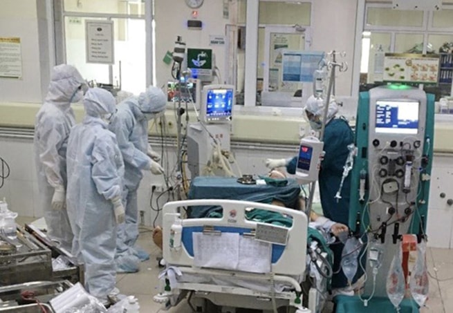 Bác sỹ thực hiện lọc máu liên tục cho bệnh nhân Covid-19 nặng tại Bệnh viện Bệnh nhiệt đới Trung ương cơ sở 2. (Ảnh: TTXVN phát)