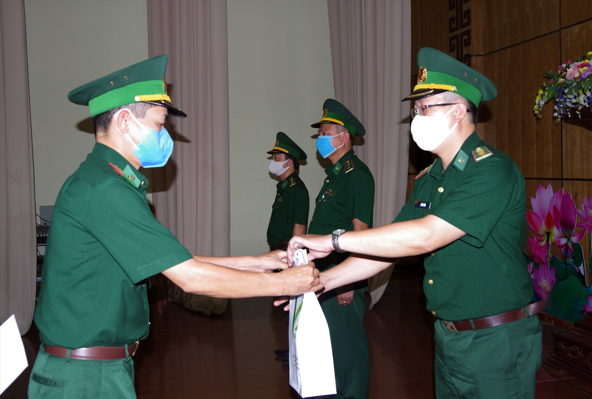 Thượng tá Hoàng Văn Mẫn - Chính ủy BĐBP tỉnh tặng quà động viên cho các cán bộ tăng cường tham gia phòng chống dịch.Ảnh: VĂN VINH