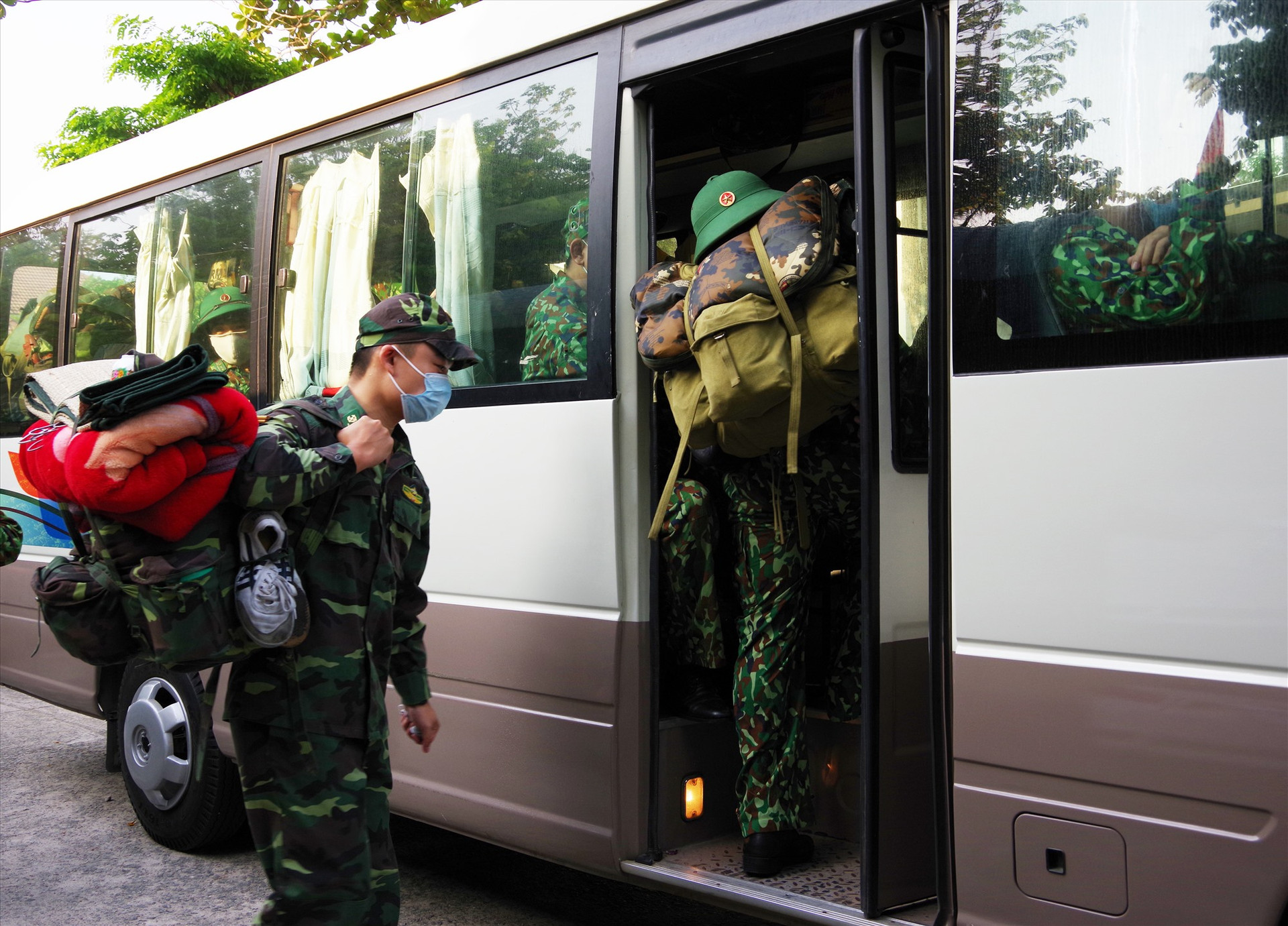 30 cán bộ biên phòng lên đường tăng cường tham gia phòng chống dịch tại biên giới Việt Lào. Ảnh: HỒNG ANH