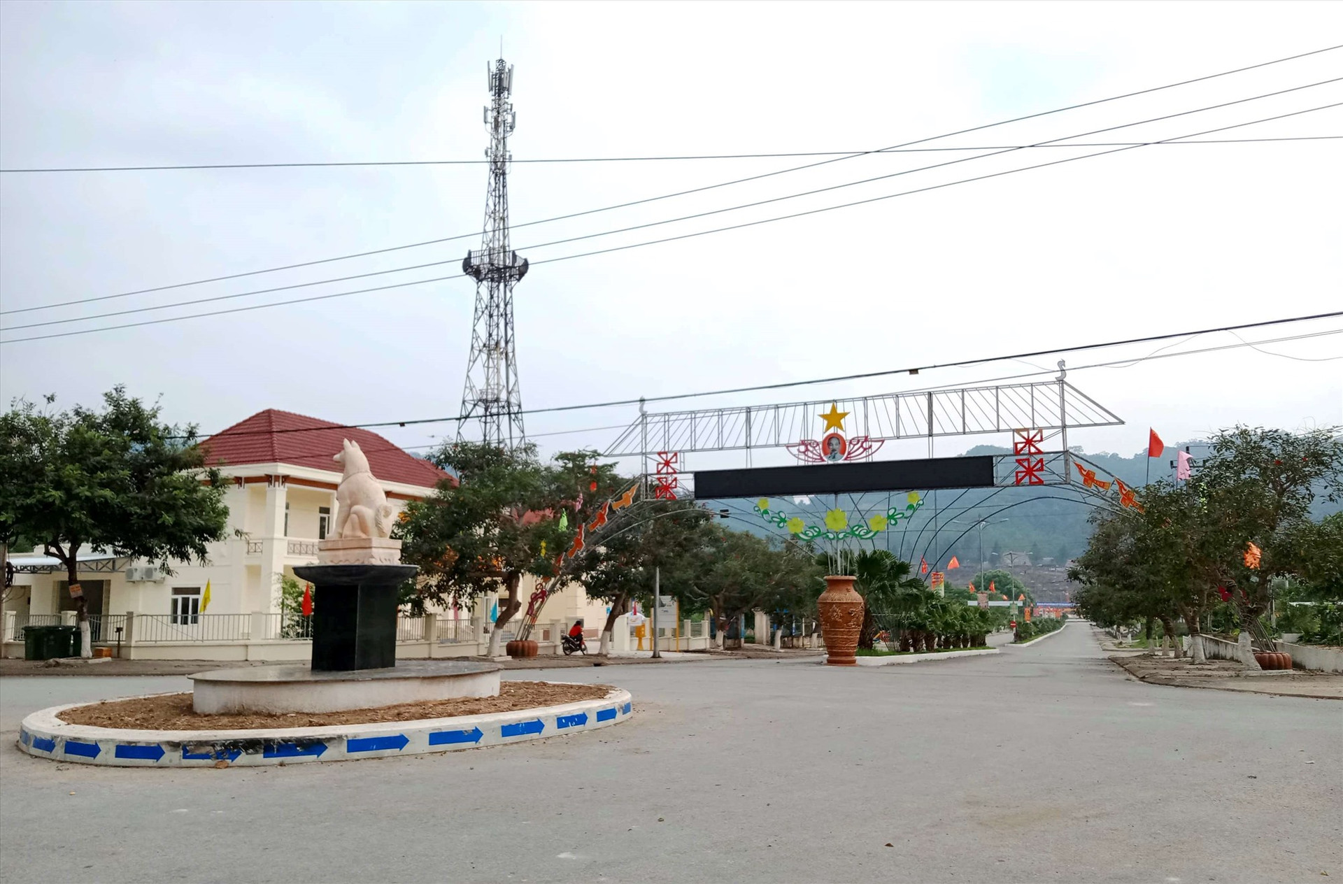 Trung tâm huyện lỵ Tây Giang vắng người qua lại. Ảnh: Đ.N