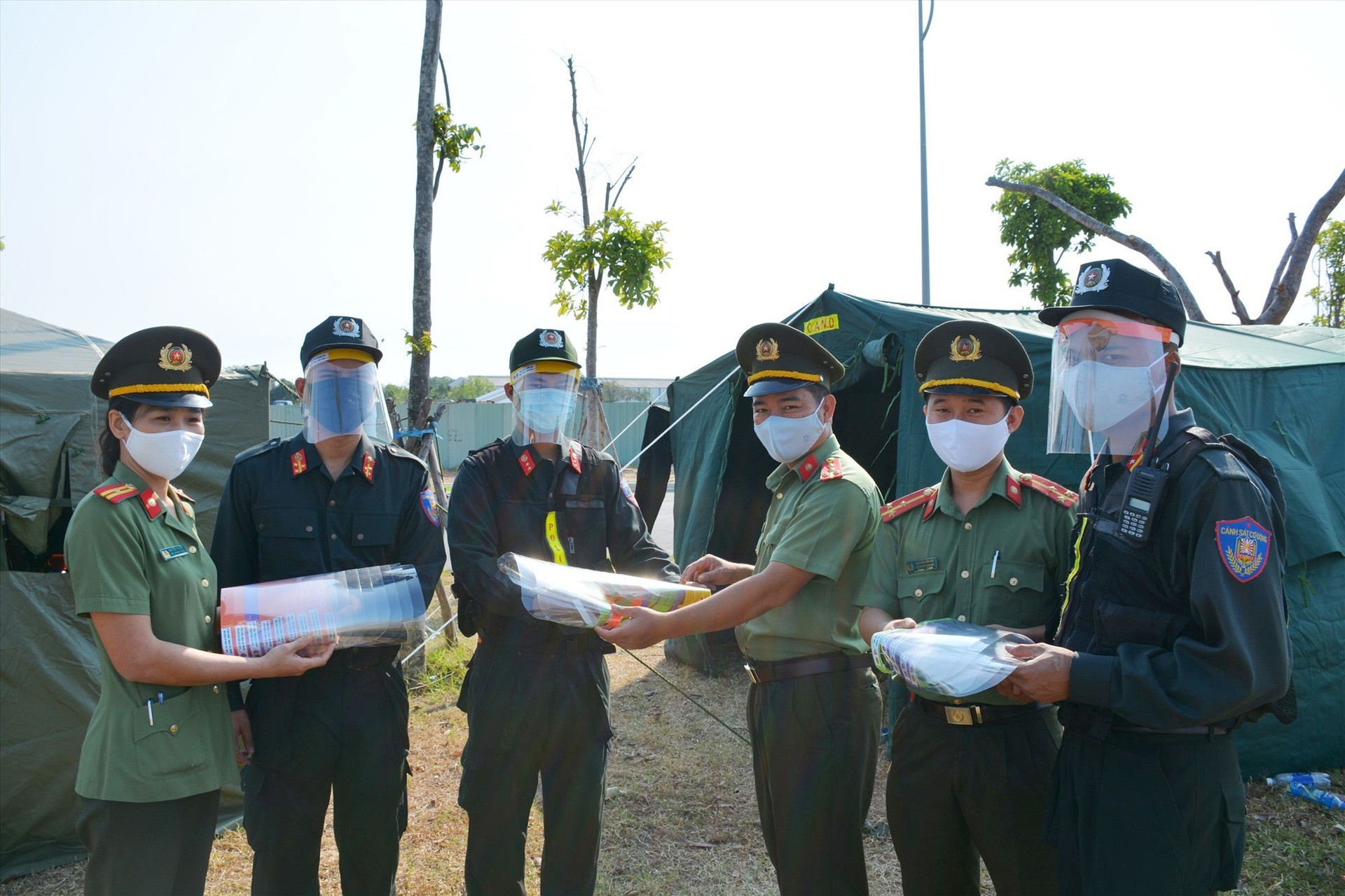 Đoàn Thanh niên Công an tỉnh trao tặng 3.000 chiếc mặt nạ phòng dịch cho cán bộ, chiến sĩ đang làm nhiệm vụ tại các chốt kiểm soát. Ảnh: M.L