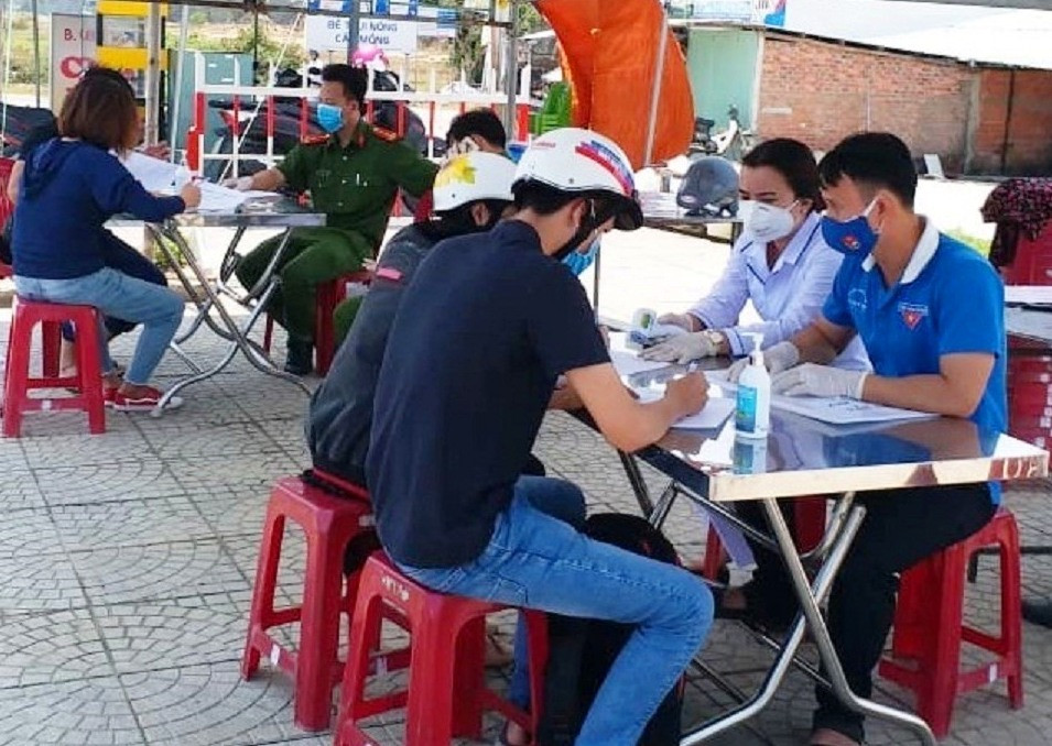 Các cơ quan chức năng của huyện Duy Xuyên hướng dẫn người dân khai báo y tế.