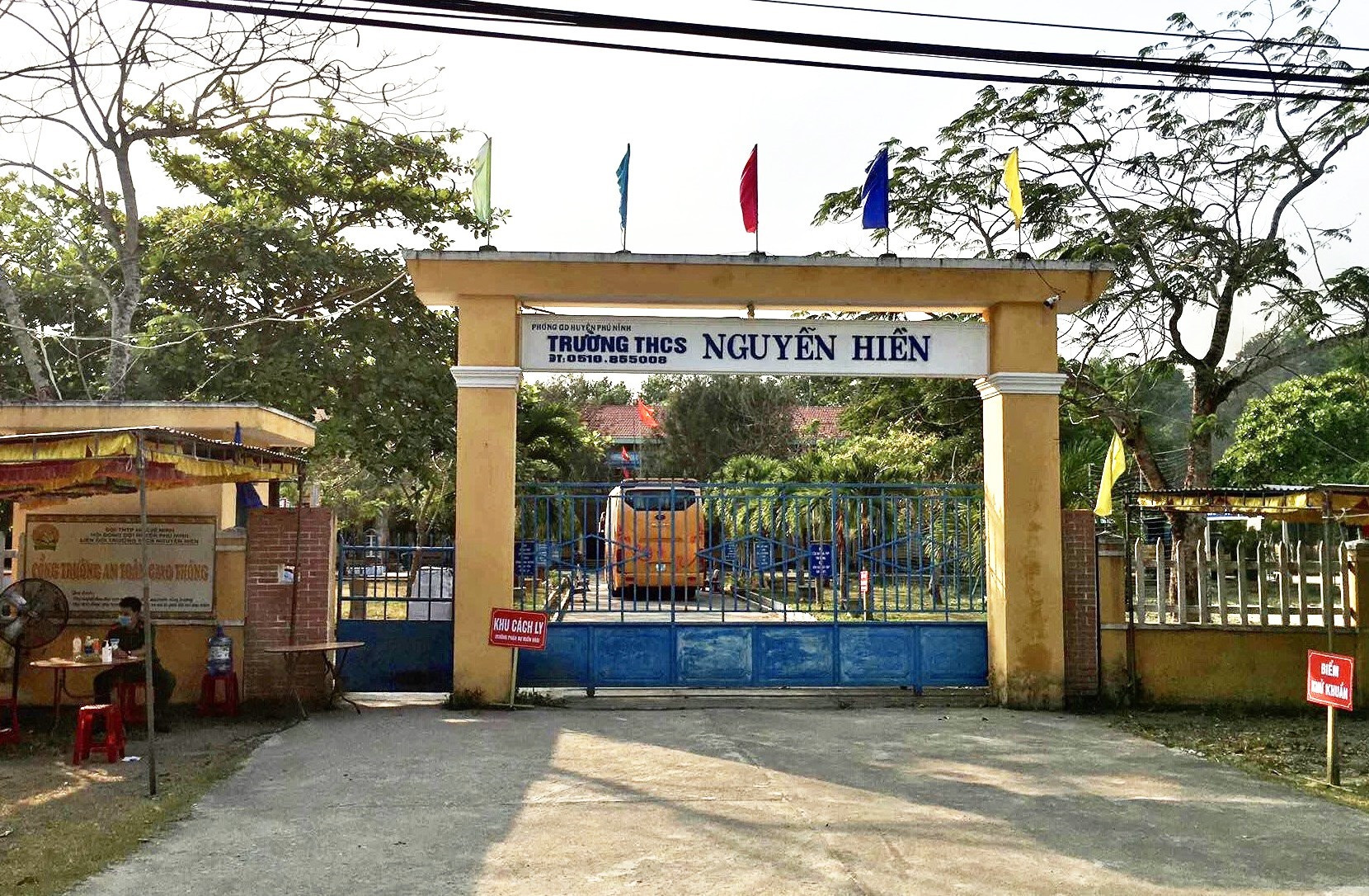Trường THCS Nguyễn Hiền (thị trấn Phú Thịnh) được trưng dụng tạm thời làm khu cách ly tập trung phòng chống dịch Covid-19 huyện Phú Ninh. Ảnh: Đ.C