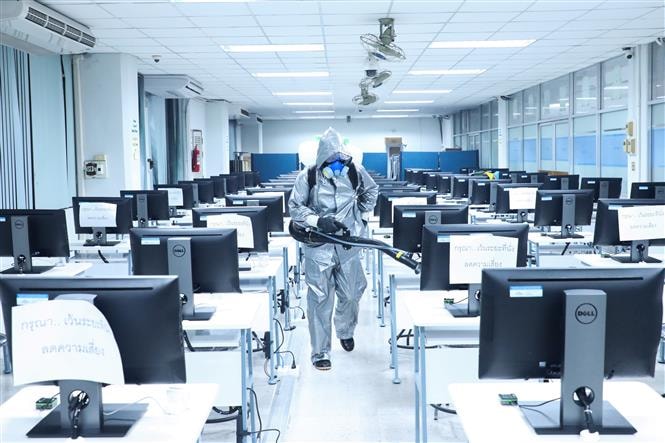 Phun thuốc khử trùng nhằm ngăn chặn sự lây lan của Covid-19 tại Bangkok, Thái Lan, ngày 24-3-2020. Ảnh: AFP/TTXVN