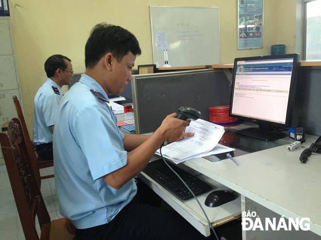 Hoạt động nghiệp vụ ở Cục Hải quan Đà Nẵng. Ảnh: MAI QUẾ