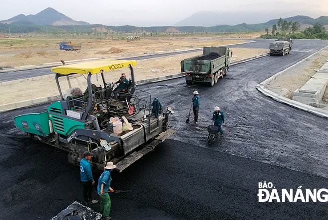 Hạ tầng khu CNTT tập trung chính thức khớp nối đồng bộ với đường Nguyễn Tất Thành nối dài và liên hoàn hạ tầng xã hội ở khu vực để thu hút đầu tư vào dự án. Ảnh: TRIỆU TÙNG