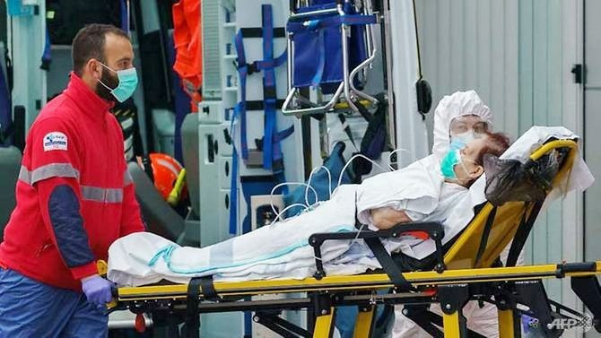 Một bệnh nhân được đưa tới bệnh viện Burgos ở Burgos, phía bắc Tây Ban Nha. Ảnh: AFP