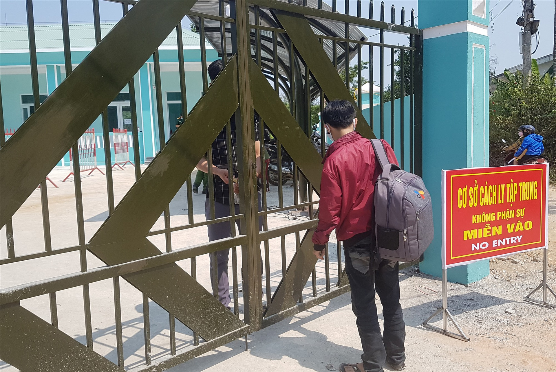 Khu cách ly tập trung tại Trạm Y tế xã Tiên Lộc đảm bảo an toàn về an ninh trật tự. Ảnh: D.L