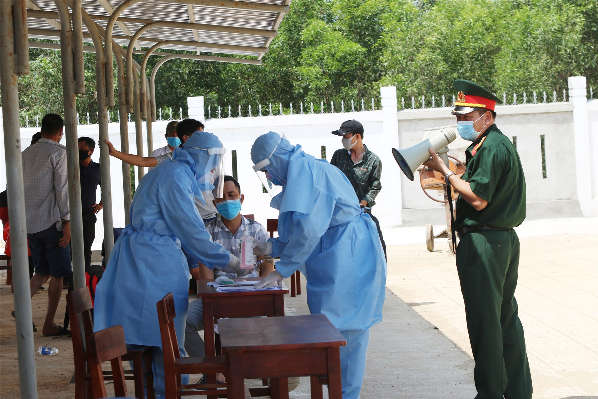 Kiểm tra y tế, thực hiện kê khai y tế trước khi thực hiện cách ly cho các trường hợp trở về từ TP.Hồ Chí Minh vào sáng 2.4. Ảnh: T.C