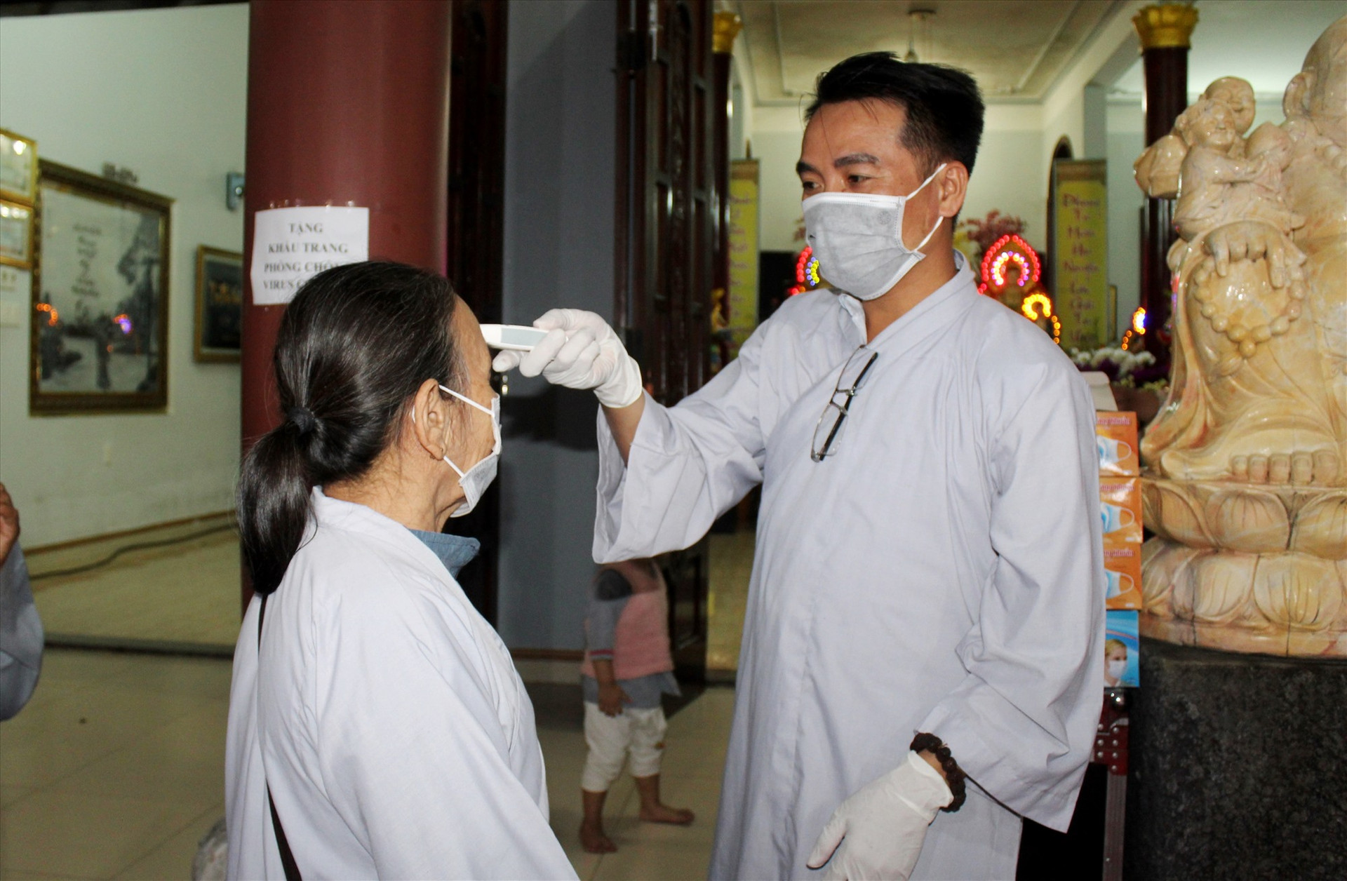 Công tác phòng chống dịch Covid-19 được nhà chùa Linh Bửu (xã Tam Thăng, TP. Tam Kỳ) thực hiện nghiêm túc. Ảnh: VIÊN HẢI
