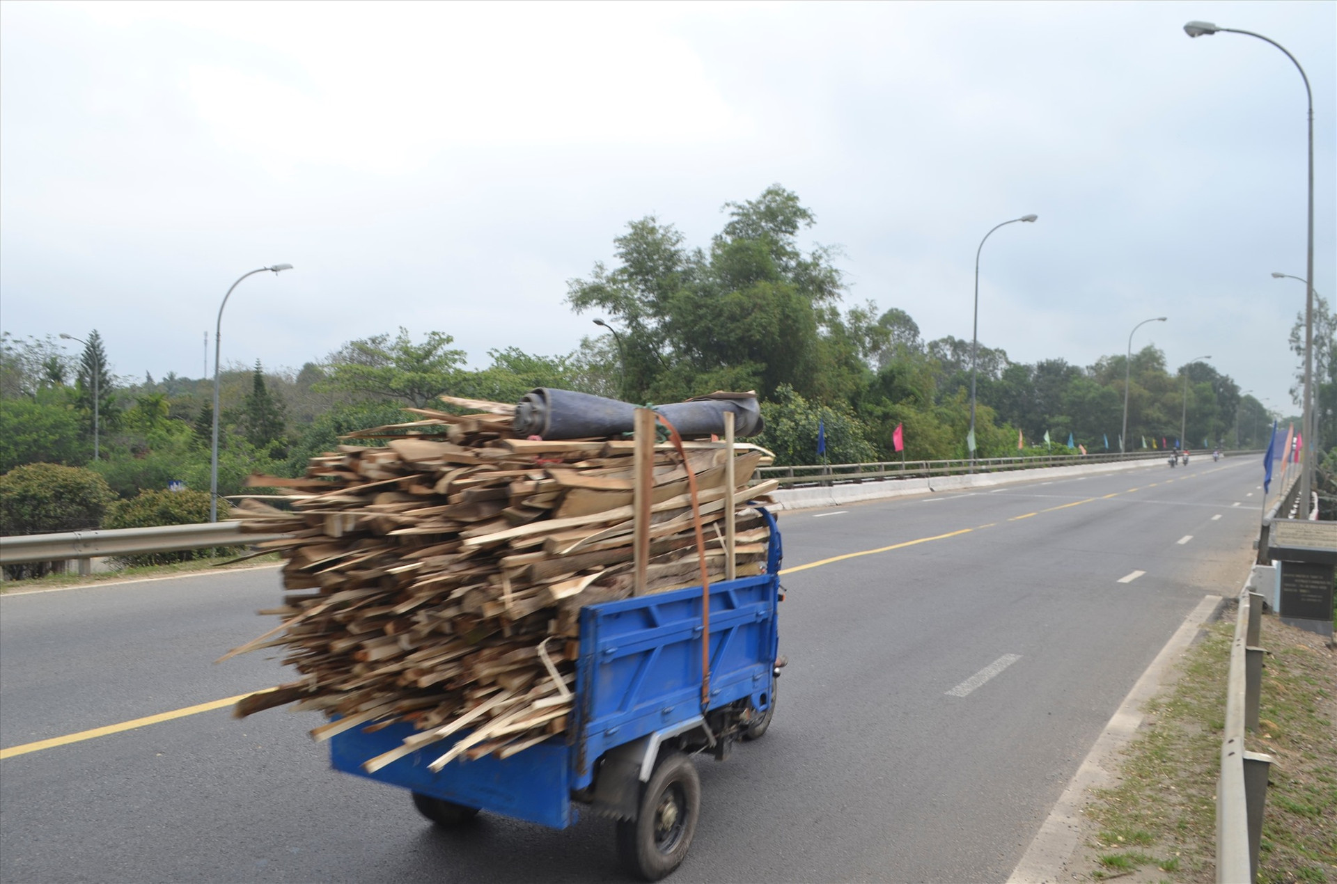 Xe 3 bánh (xe lôi) chở quá kích thước thành thùng lưu thông trên đường Nguyễn Hoàng (TP.Tam Kỳ). Ảnh: K.K