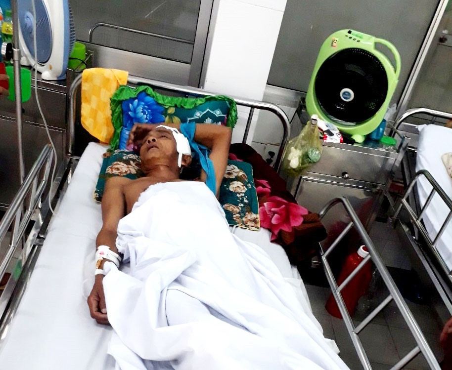 Ông Nguyễn Minh nằm trên giường bệnh ở Bệnh viện Đa khoa Quảng Nam. Ảnh: V.NGUYỄN