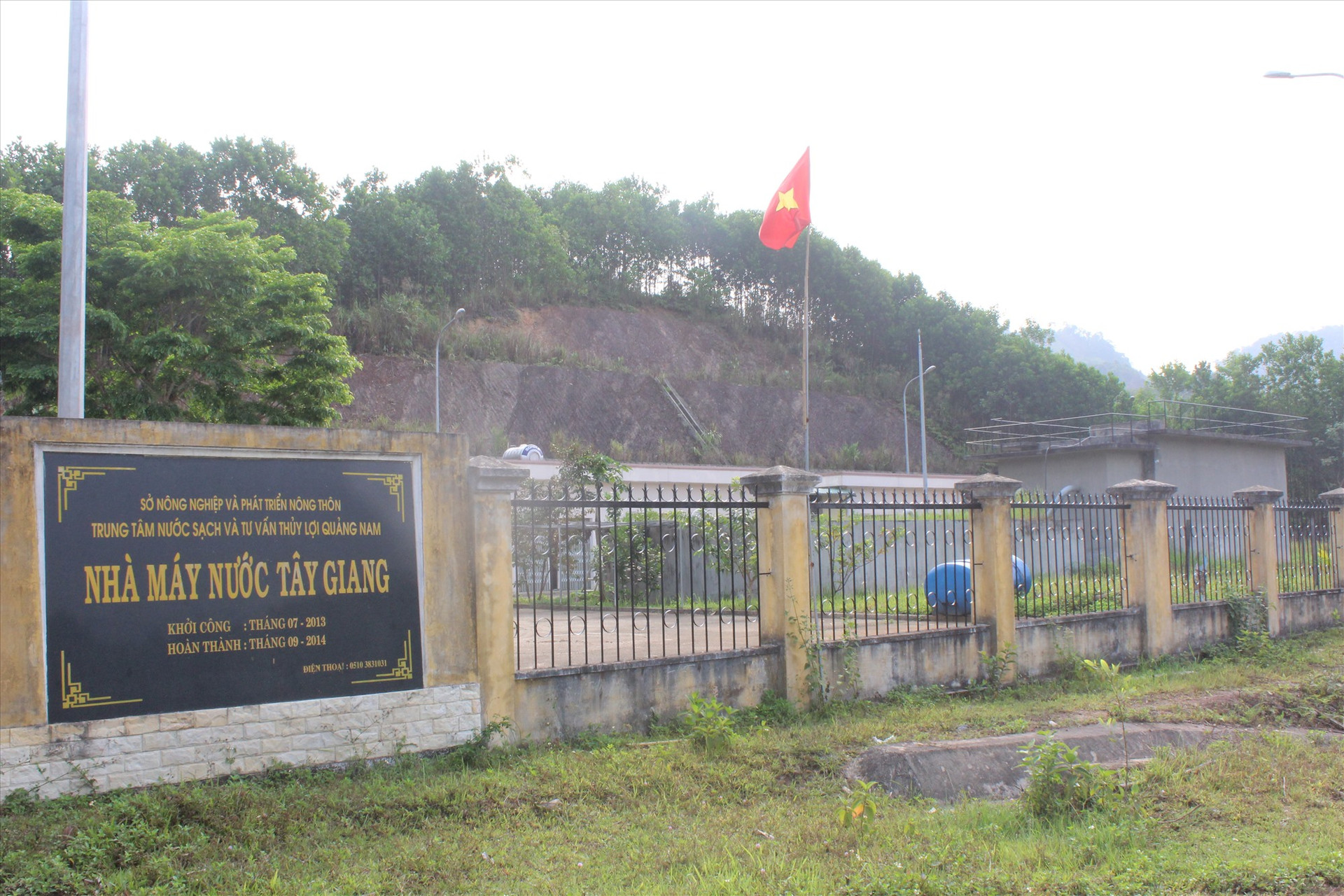 Nhà máy nước sạch tại trung tâm huyện Tây Giang hoạt động khó khăn do thiếu nguồn nước. Ảnh: Đ.H