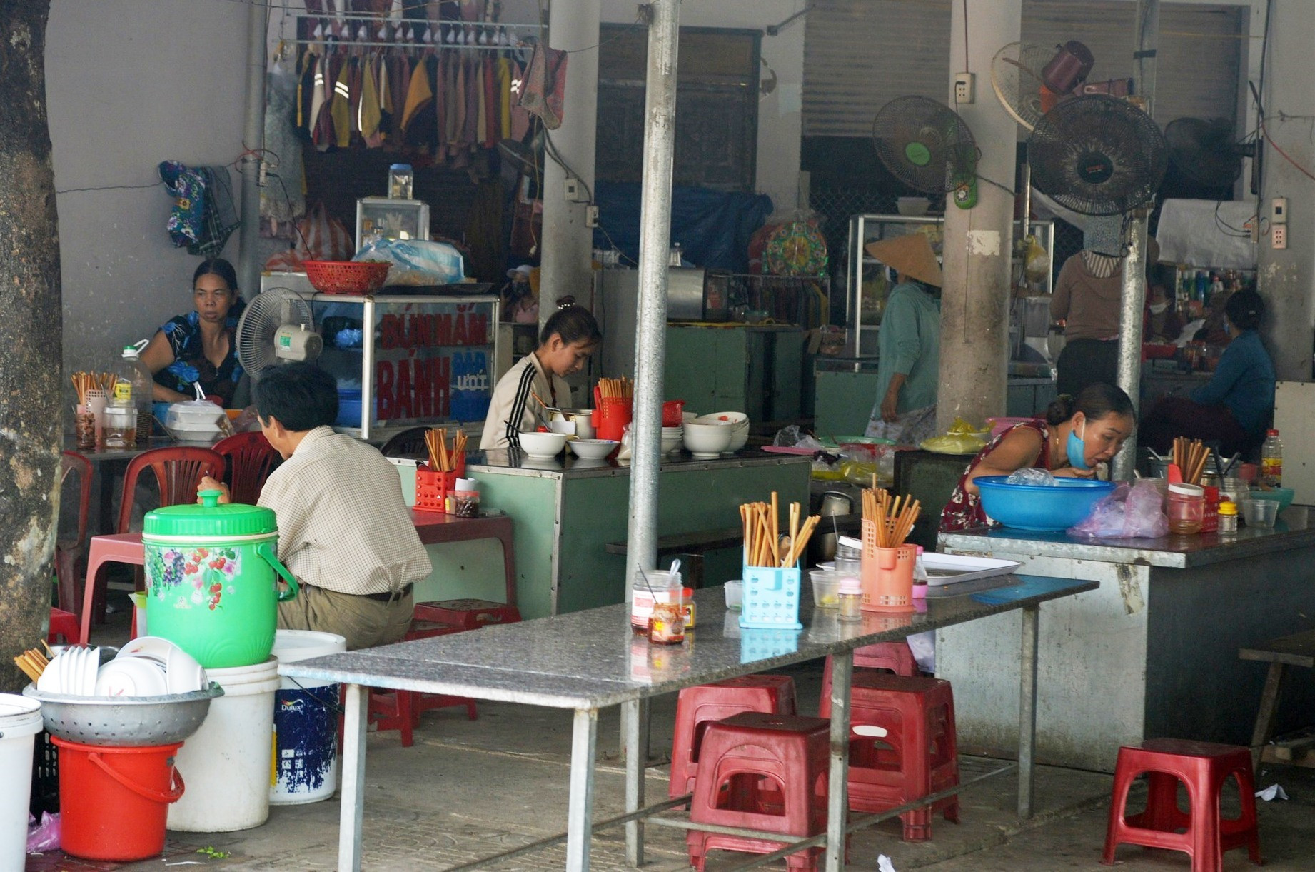 Tại chợ Thanh Quýt (xã Điện Thắng Trung), thậm chí các quán ăn uống vẫn còn hoạt động khá nhộn nhip