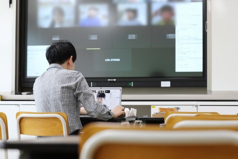 Một thầy giáo khởi động lớp học trực tuyến tại Sejong, miền trung Hàn Quốc. Ảnh: EPA-EFE