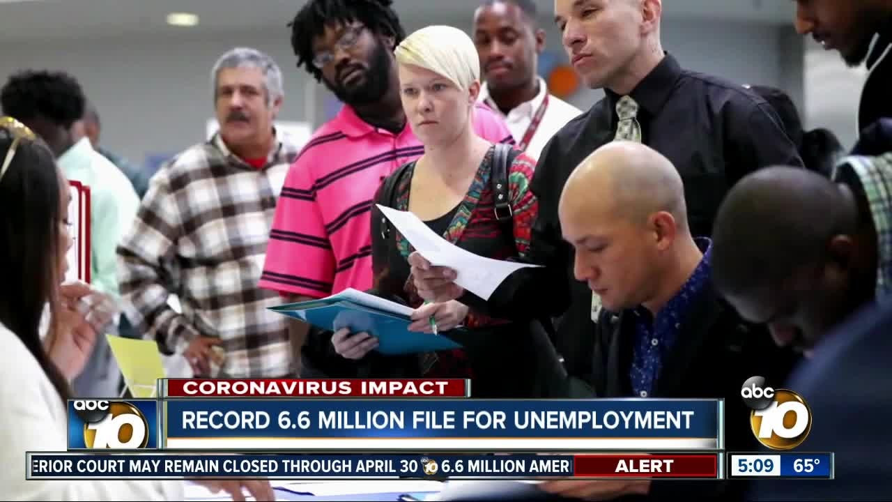 Lao động Mỹ gởi dơn xin trợ cấ thất nghiệp. Ảnh: KGTV