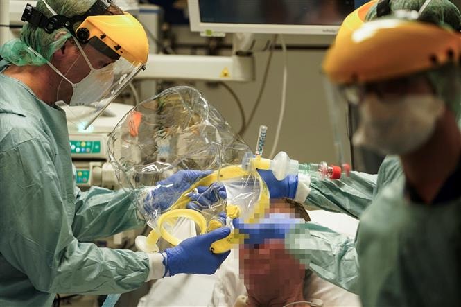 Nhân viên y tế điều trị cho bệnh nhân mắc COVID-19 tại một bệnh viện ở Brussels, Bỉ ngày 27/3/2020. Ảnh: AFP/TTXVN