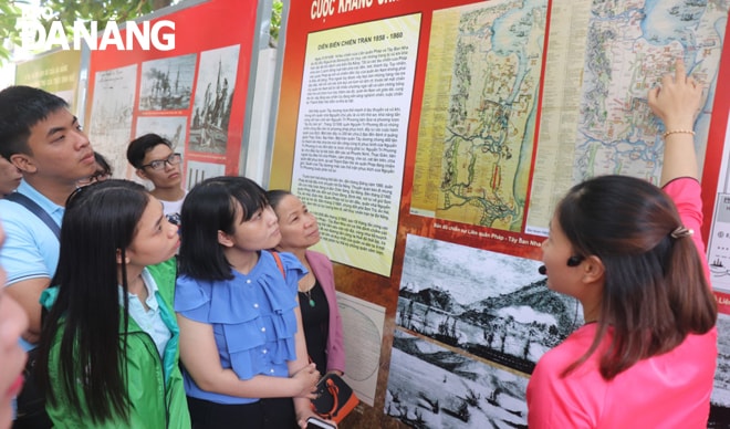 Cán bộ Bảo tàng Đà Nẵng giới thiệu lịch sử trận kháng Pháp của quân và dân Đà Nẵng. Ảnh: NGỌC HÀ