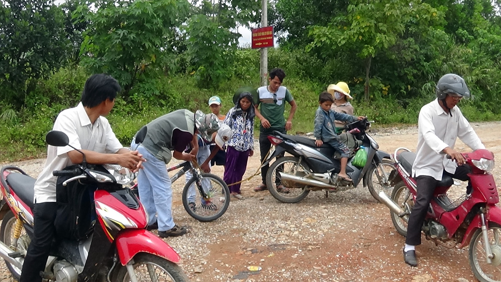 Xe máy hiện là phương tiện phổ biến ở các gia đình miền núi Quảng Nam, khi đường ô tô đi qua bản.