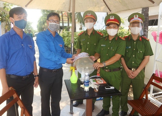 Huyện đoàn Duy Xuyên trao tặng mũ bảo hộ cho lực lượng làm nhiệm vụ phòng chống dịch