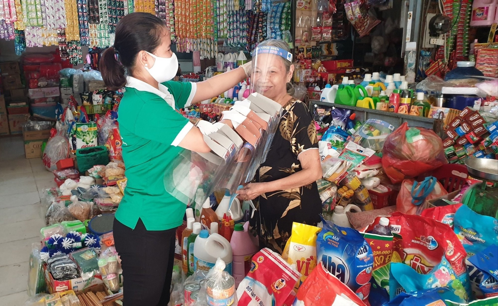 Đoàn phường Vĩnh Điện tặng nón bảo hộ chống dịch bệnh cho tiểu thương.