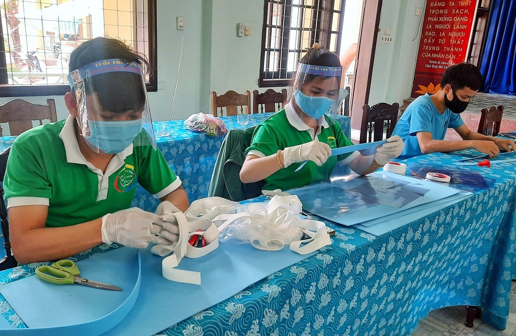 Đoàn phường Vĩnh Điện làm nón bảo hộ chống dịch bệnh cho tiểu thương.