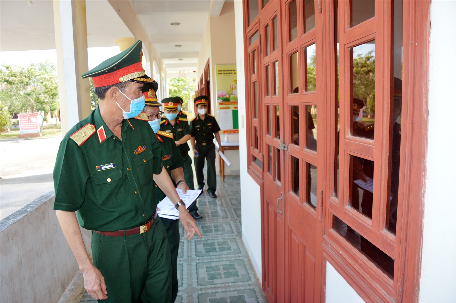Thiếu tướng Nguyễn Đình Tiến, Phó Tư lệnh Quân khu kiểm tra công tác chuẩn bị cho bệnh viện dã chiến số 3 tại Quảng Nam.