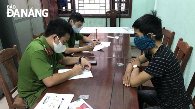 Lực lượng Công an lấy lời khai Nguyễn Quốc Th. Ảnh: N.P
