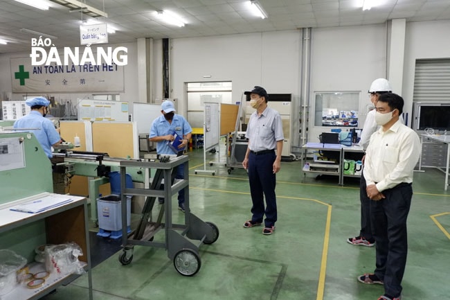 Phó Chủ tịch UBND thành phố Lê Trung Chinh kiểm tra thực tế công tác phòng, chống Covid-19 tại Công Ty TNHH Daiwa Việt Nam. Ảnh: THÙY HƯƠNG