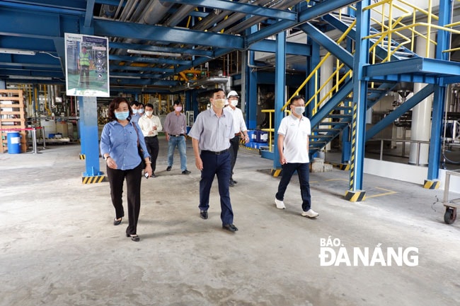 Phó Chủ tịch UBND thành phố Lê Trung Chinh kiểm tra thực tế công tác phòng, chống Covid-19 tại Công ty TNHH Nhà Máy Bia Heineken Việt Nam - Đà Nẵng. Ảnh: THÙY HƯƠNG