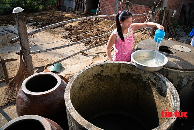 Chị Dương Thị Minh Tuyền ở xã Mỹ Nhơn (huyện Ba Tri) phải mua nước ngọt để nấu ăn và cho sinh hoạt gia đình. Chị Tuyền chia sẻ: 