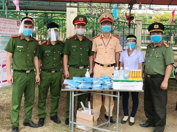 Đoàn Thanh niên Công an tỉnh Quảng Nam đến từng chốt để trao quà, trang thiết bị y tế cho chiến sĩ. Ảnh: NVCC