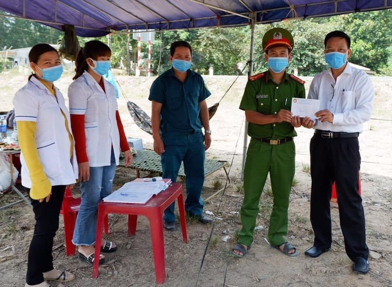 Ủy ban MTTQ Việt Nam huyện Nông Sơn thăm và động viên cán bộ, chiến sĩ tại điểm cách ly tập trung và các chốt chặn trên địa bàn huyện. Ảnh: NVCC