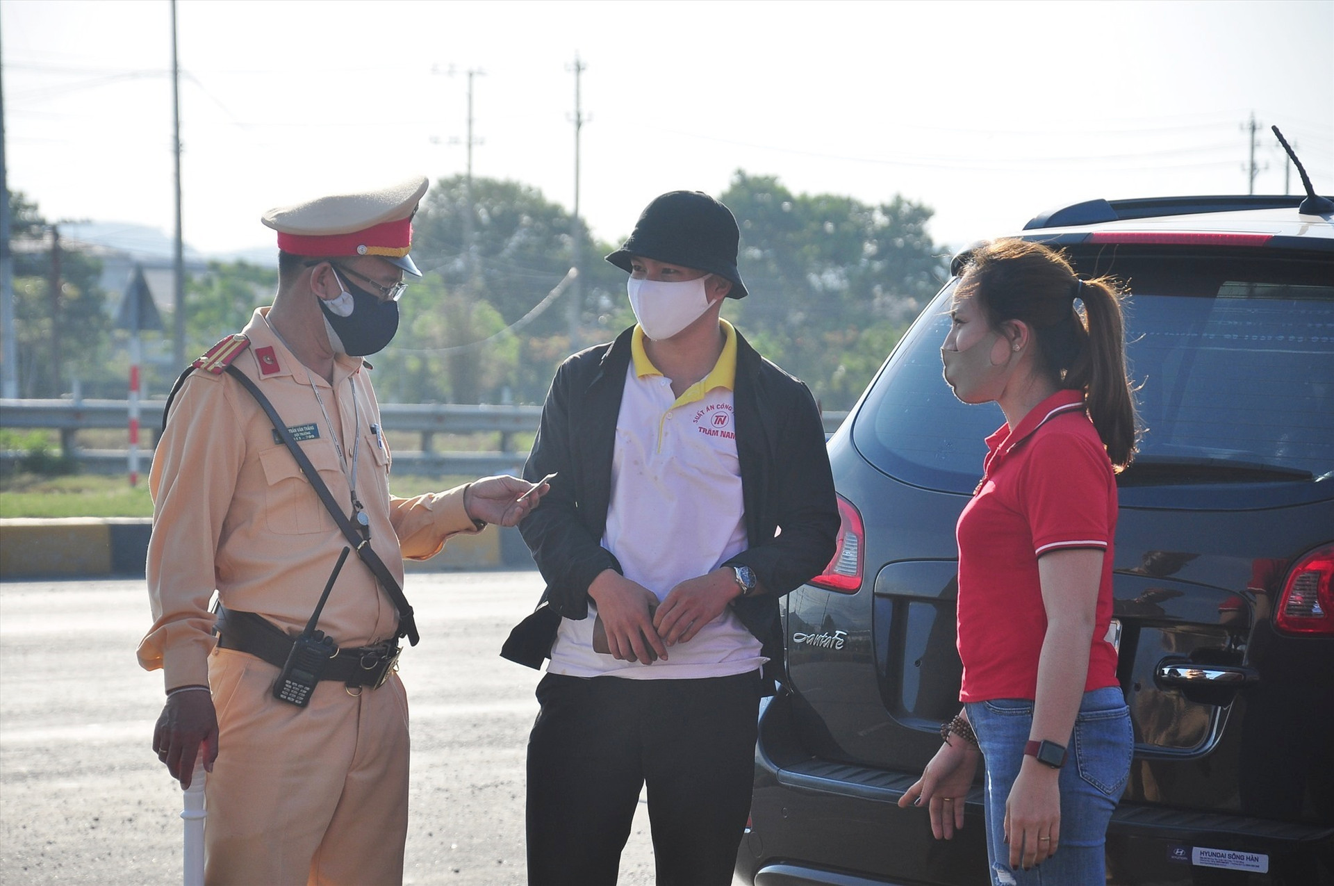 Lực lượng CSGT tham gia điều tiết giao thông, hướng dẫn người dân chấp hành quy định về khai báo y tế. Ảnh: V.A