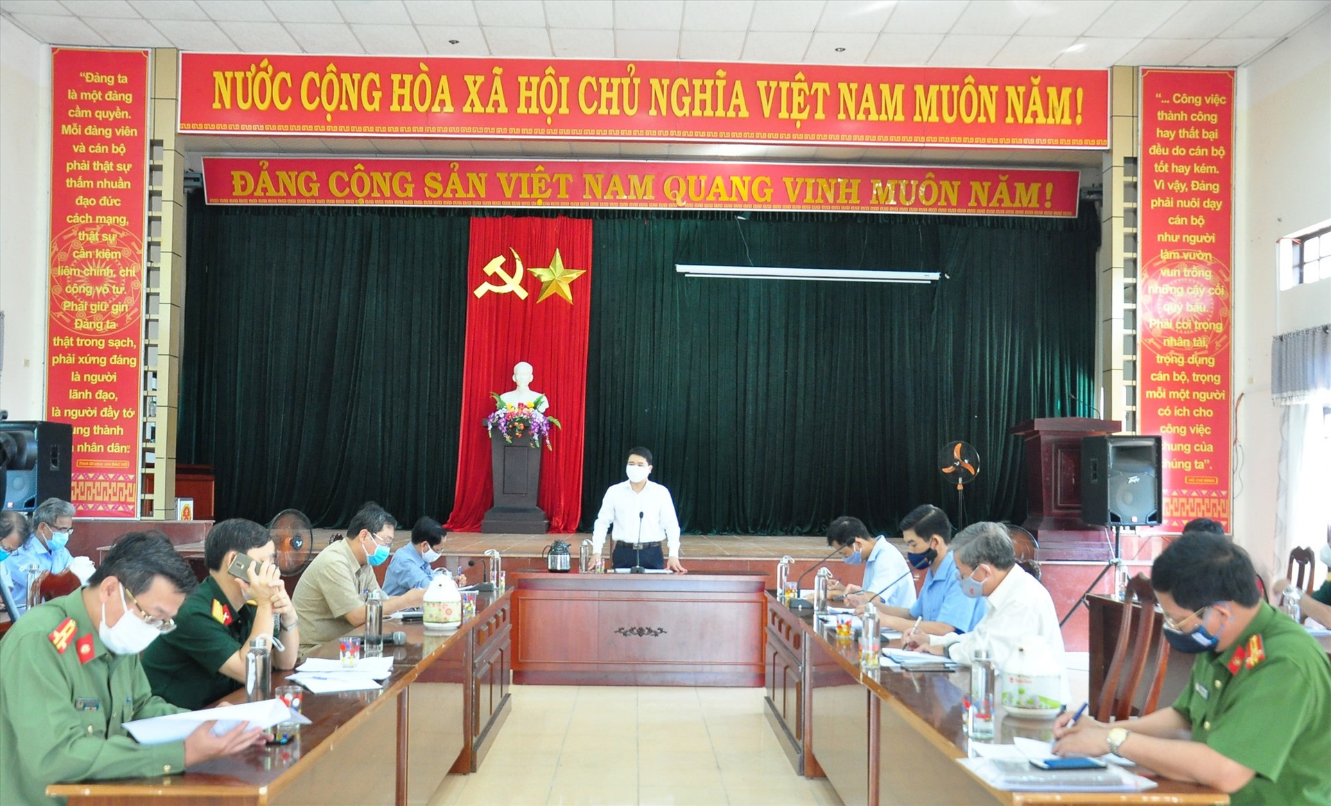 Phó Chủ tịch UBND tỉnh Trần Văn Tân chủ trì buổi làm việc với huyện Phú Ninh về công tác phòng chống dịch bệnh Covid-19. Ảnh: VINH ANH